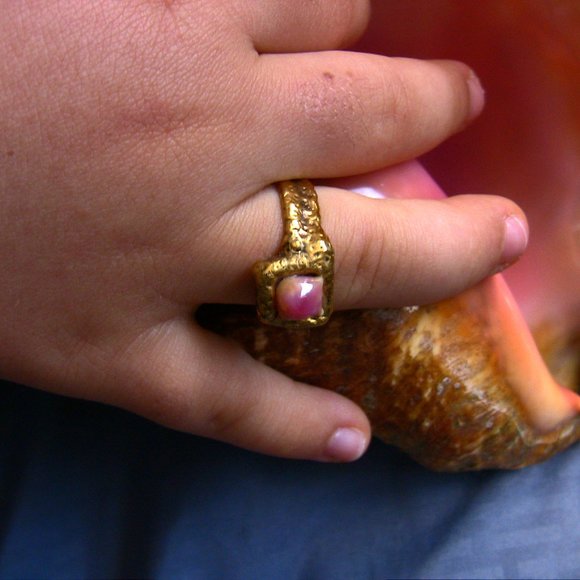 Conch Pearl ring in 24K pure gold - Picture 5 of 12